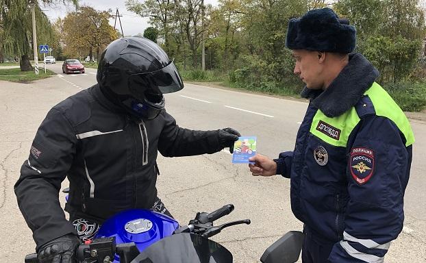 В Краснодарском крае автоинспекторы напомнили водителям мототранспорта об особенностях езды при изменениях погодных условий