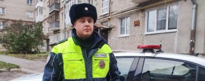 В Свердловской области сотрудник Госавтоинспекции оперативно эвакуировал семью с двумя детьми из горящего дома