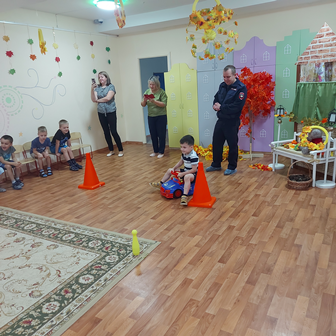 Кандалакшские сотрудники Госавтоинспекции посвятили дошколят в пешеходы