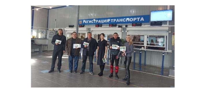 Сотрудники Госавтоинспекции поздравили водителей с праздником автомобилиста и напомнили им о соблюдении Правил дорожного движения