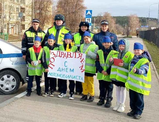 В Кунгуре Юные инспекторы движения поздравили водителей с Днем автомобилиста