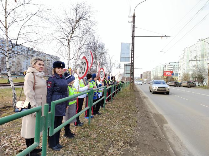 Юные инспекторы дорожного движения вышли на патрулирование улиц вместе с полицейскими