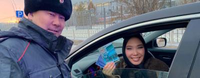 Сотрудники Госавтоинспекции Якутии в преддверии дня автомобилиста поздравили водителей