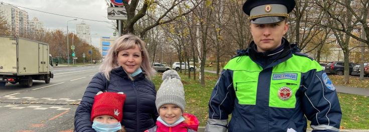 В период школьных каникул автоинспекторы Москвы напоминают детям о правилах поведения на дороге