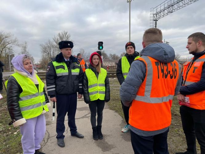 Сотрудники Госавтоинспекции города Новомосковска провели мероприятие вблизи железнодорожного переезда