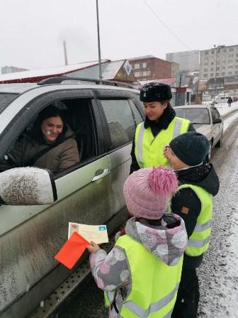 В городе Полярный сотрудники Госавтоинспекции и отряд помощников юных инспекторов движения провели совместную акцию «Осторожно, водители - вы ведь тоже родители!»