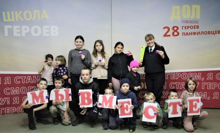 В Московской области автоинспекторы провели мастер-класс по созданию световозвращающих подвесок в виде триколора