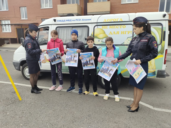 Агитационный автобус Госавтоинспекции посетил парки и дворовые площадки Ардонского района