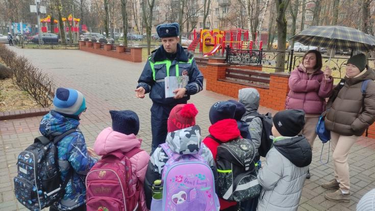 На юго-западе Москвы автоинспекторы провели для школьников минутки безопасности