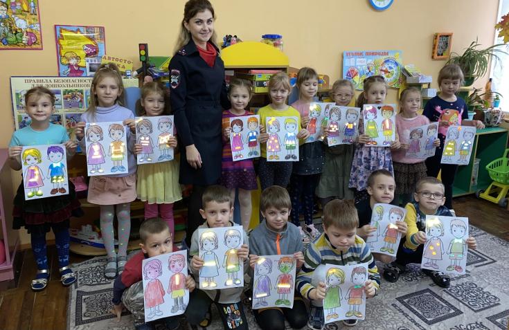В Смоленске дорожные полицейские провели акцию «Яркий пешеход»
