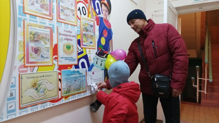 В Назарово сотрудники ГИБДД и дети напоминают о важности взаимоуважения на дороге