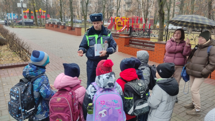 На юго-западе Москвы автоинспекторы провели для школьников минутки безопасности