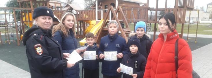 Полицейские Кабардино-Балкарии проводят обучающие лекции в скверах и на детских спортивных площадках