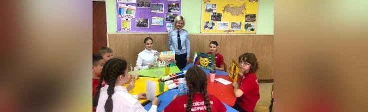 В Белгородской области активисты штаба ЮИД оформили памятки по дорожной безопасности для водителей