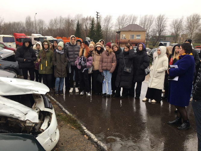 В рамках Дня памяти жертв ДТП сотрудники Госавтоинспекции и работники ГБУ «БДД» провели экскурсию на спецстоянку для студентов
