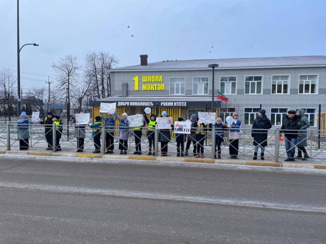 Сегодня во всех городах и населенных пунктах Республики Татарстан проходит акция , посвящённая Дню памяти жертв ДТП