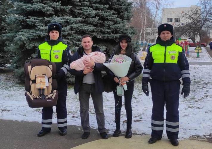Альметьевские автоинспекторы подарили новорожденной пассажирке автокресло