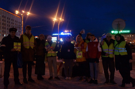 В центре города Мурманска сотрудники Управления Госавтоинспекции провели профилактическую акцию «Будь заметнее!»