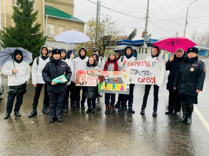 Госавтоинспекция Саратова совместно с ЮИДовцами провели социальную акцию, приуроченную к Всемирному дню памяти жертв ДТП