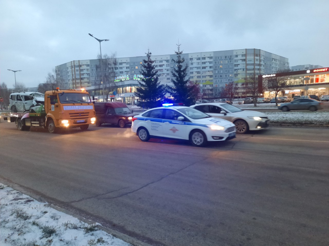 В Татарстане сотрудники Госавтоинспекции и работники ГБУ «БДД» организовали акцию, приуроченную к Всемирному дню памяти жертв ДТП