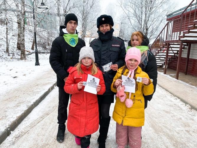 Сотрудники Госавтоинспекции Верховажского района напомнили юным пешеходам о важности использования световозвращающих элементов