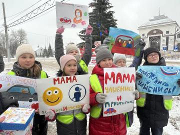 В Чебоксарах в преддверии Дня матери сотрудники Госавтоинспекции и юные инспекторы движения провели праздничные рейды