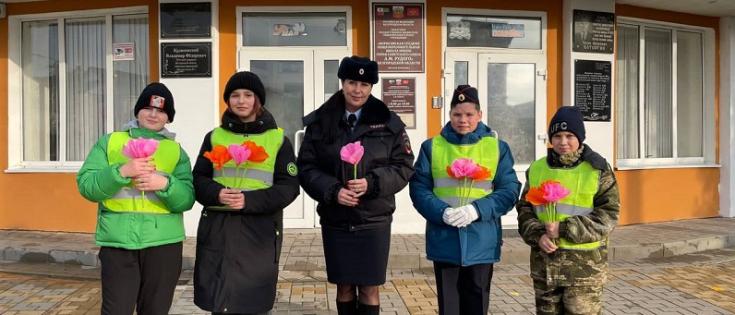 В Белгородской области «ЮИДовский патруль» вручил мамам – участникам дорожного движения световозвращающие брелоки