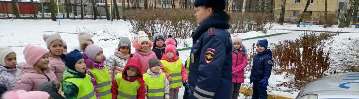 «А моя мама – полицейский!» Сотрудник ДПС ГИБДД в Рязани рассказала дошкольникам о службе в полиции