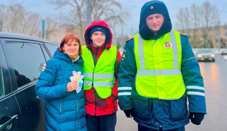 В День матери новгородские автоинспекторы и ЮИДовцы поблагодарили участниц дорожного движения за соблюдение культуры на дорогах