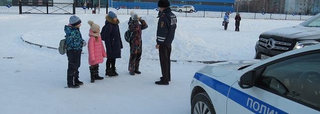 В Междуреченске сотрудники Госавтоинспекции вместе с дорожными службами ликвидировали опасную снежную горку
