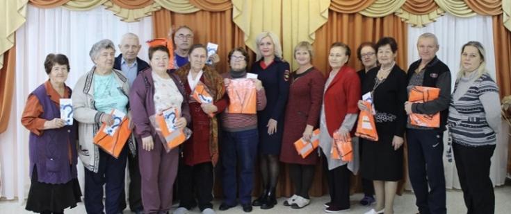 Белгородские автоинспекторы обеспечили пожилых участников дорожного движения световозвращающей экипировкой