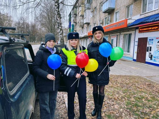 В День матери сотрудники Госавтоинспекции провели акцию «С моей мамой безопасно!»