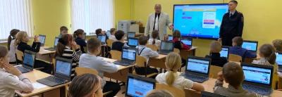 Председатель Общественного совета при УМВД России по Севастополю рассказал школьникам о важности участия во Всероссийской онлайн-олимпиаде по ПДД