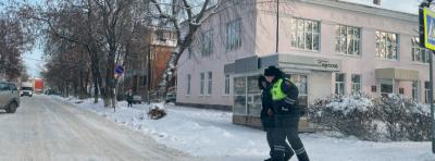 В морозную погоду автоинспекторы в Свердловской области оказали помощь пожилому мужчине и водителю грузовика на трассе