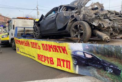 К Всемирному дню памяти жертв ДТП в Улан-Удэ автоинспекторы и врачи-наркологи развернули инсталляцию о последствиях пренебрежения ПДД