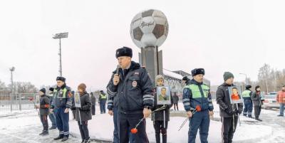 Подмосковные автоинспекторы почтили память членов футбольной команды, погибших в дорожной аварии