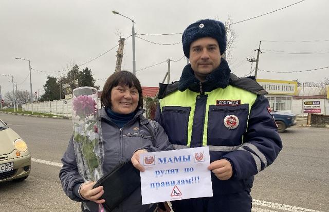 На Кубани Госавтоинспекторы напомнили мамам о безопасности детей и поздравили с Днем матери!