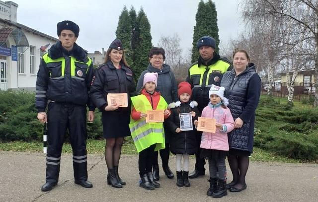 Дорожные полицейские Кубани напоминают Правила дорожного движения школьникам и их родителям