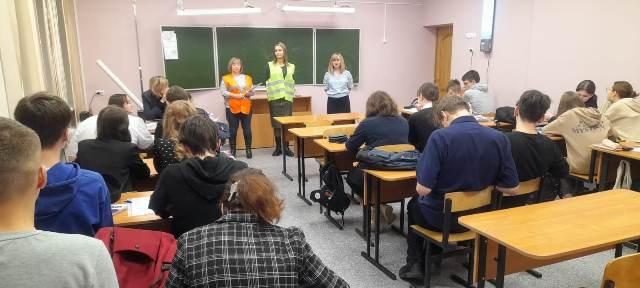 Школьный родительский патруль совместно с инспектором Северомосркой Госавтоинспекции посетил старшеклассников школы 7, чтобы проверить использование фликеров