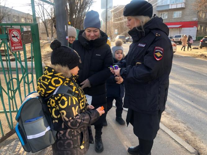 Сотрудники ГИБДД призвали пешеходов быть заметными на дороге