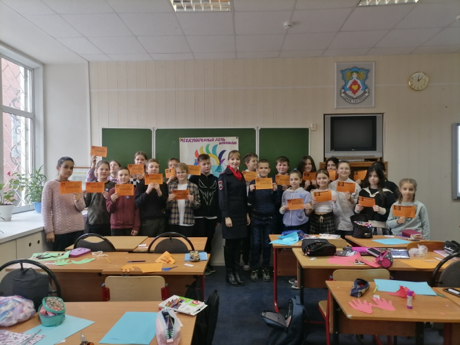 В преддверии Международного дня инвалидов в школе г. Калуги прошел тематический классный час