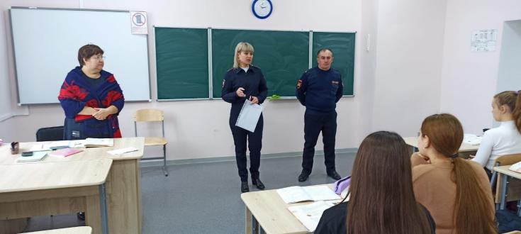 В Моздокских школах инспекторы ДПС разъясняют школьникам о правилах поведения на дороге