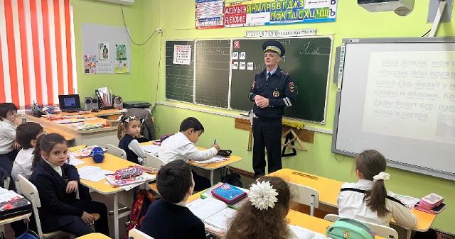 На Кубани дорожные полицейские напоминают несовершеннолетним ПДД, а также основные правила поведения на дороге