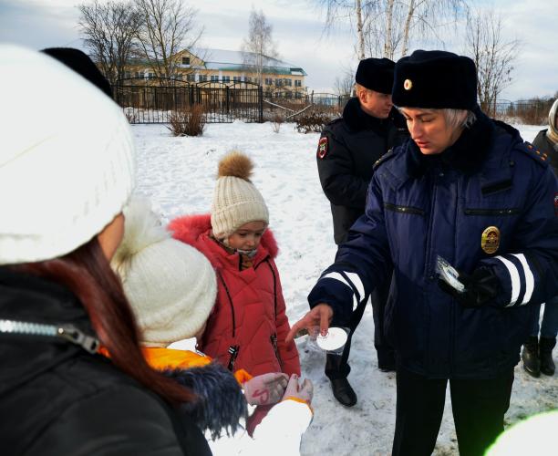 В Орле сотрудники Госавтоинспекции провели профилактическое мероприятие «Возьми ребенка за руку!»