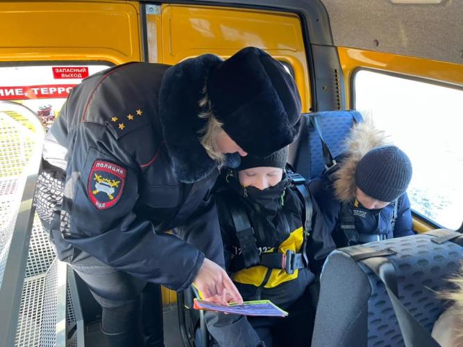 Саратовские дорожные полицейские провели акцию «Безопасный автобус»