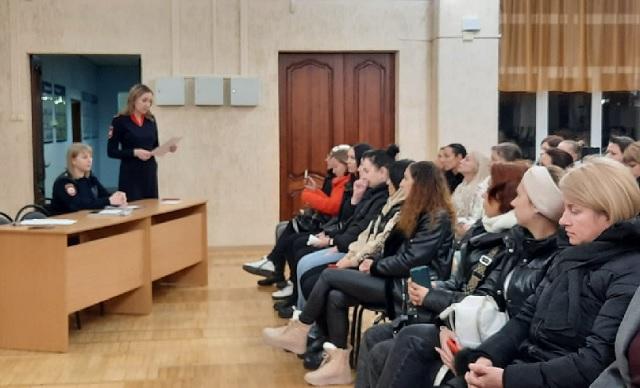 Госавтоинспекторы Краснодарского края принимают участие в родительских собраниях