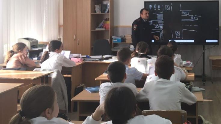 Госавтоинспекторы Адыгеи вместе с ЮИДовцами провели в Майкопе урок дорожной безопасности