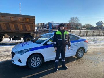 В Липецкой области сотрудники полиции помогли замерзавшим на трассе автомобилистам