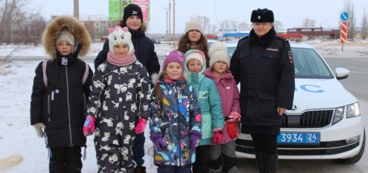 В г. Шарыпово дорожные полицейские вместе с ЮИДовцами провели акцию «Уважаемые водители! Вы же тоже родители!»