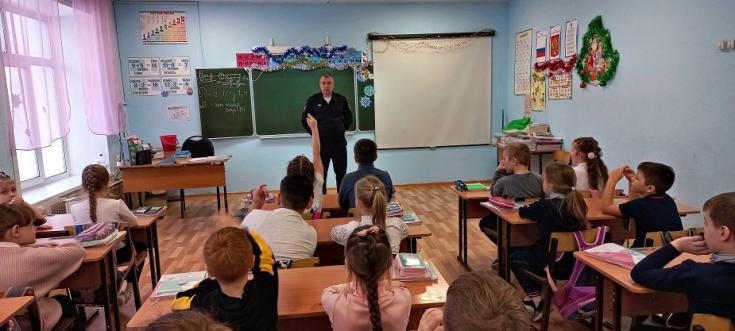 Сотрудники Госавтоинспекции города Топки провели для школьников урок дорожной безопасности тестирование